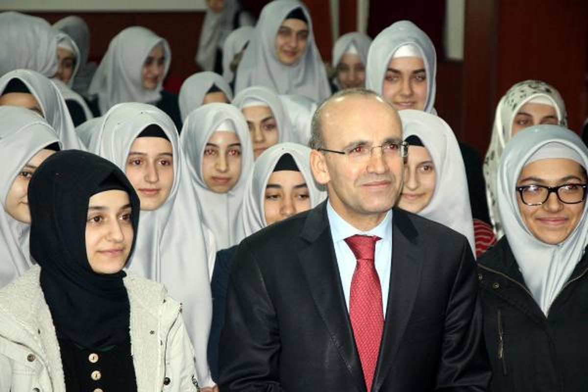 Bakan Şimşek, İmam Hatip Lisesi\'ni Ziyaret Etti