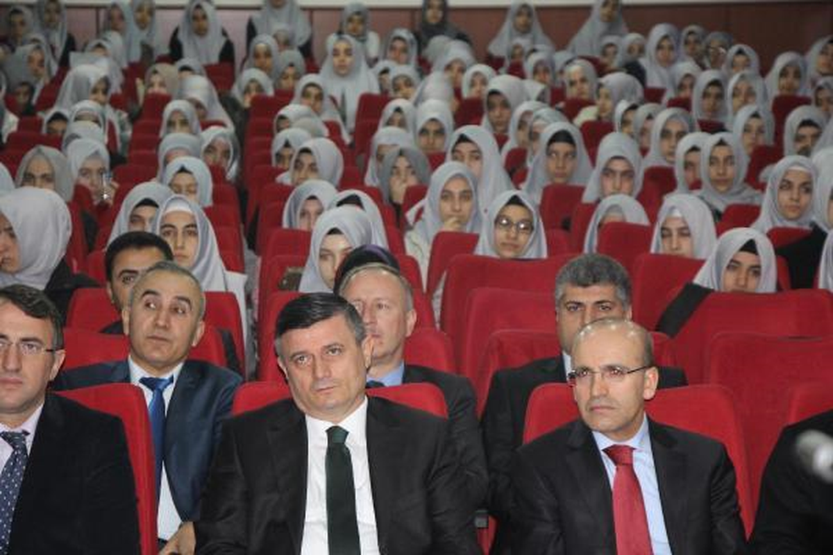Bakan Şimşek, İmam Hatip Lisesini Ziyaret Etti