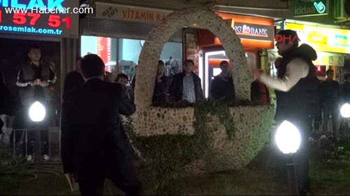 Belediye Binası Önünde Bıçakla İntihara Kalkıştı