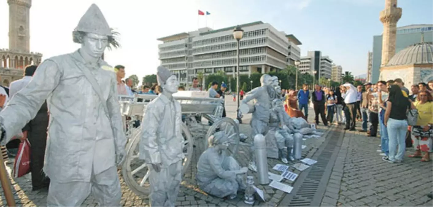 Canlı Heykellerden Sokak Sanatı