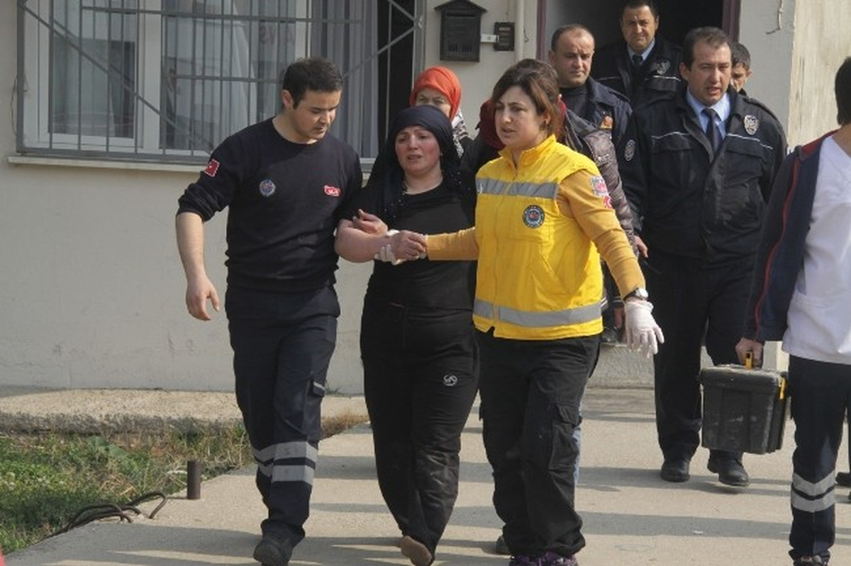 Çatıdan Atlamak İsteyen Kadını Oğlu ve Sağlık Görevlisi Kurtardı