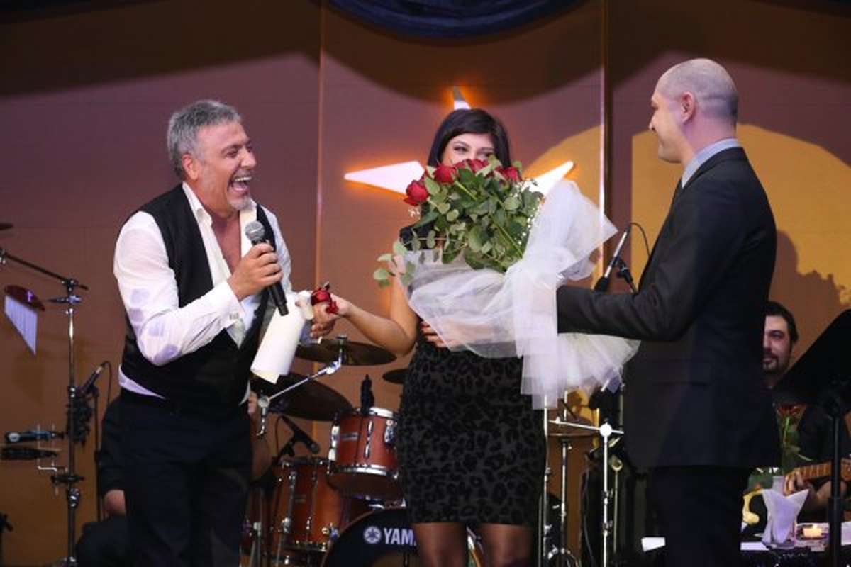 Cenk Eren\'in Grand Pasha Girne\'de Sevgililer Günü Sahnesinde Evlilik Teklifi