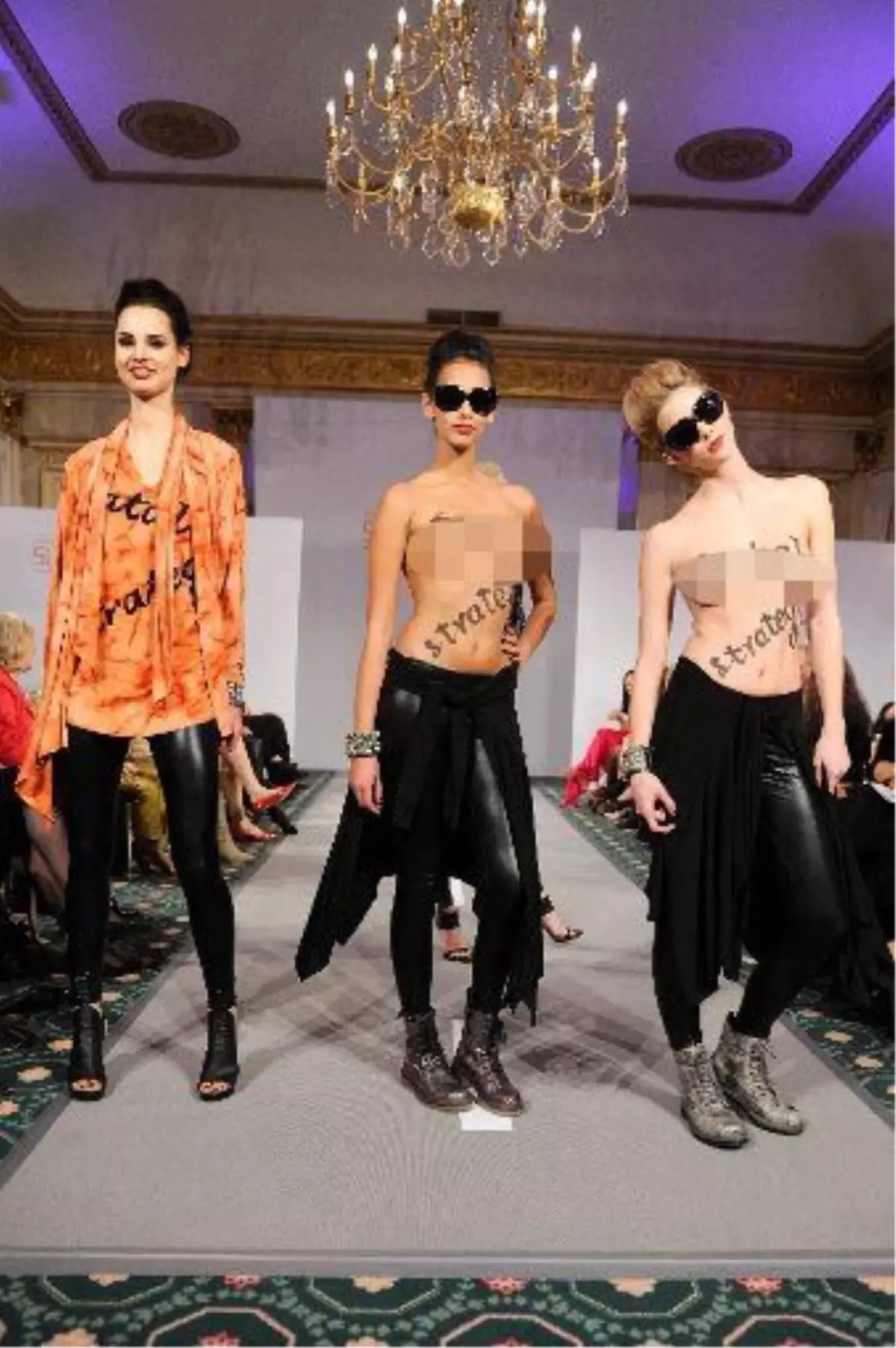 Modacı Susanne Wiebe'nin Defilesinde Üstsüz Manken Sürprizi