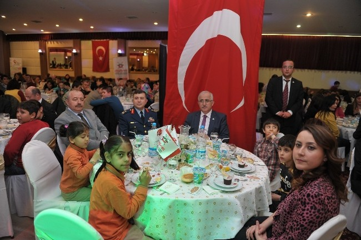 Eskişehir\'de Engelli Öğrenciler Yemekte Buluştu
