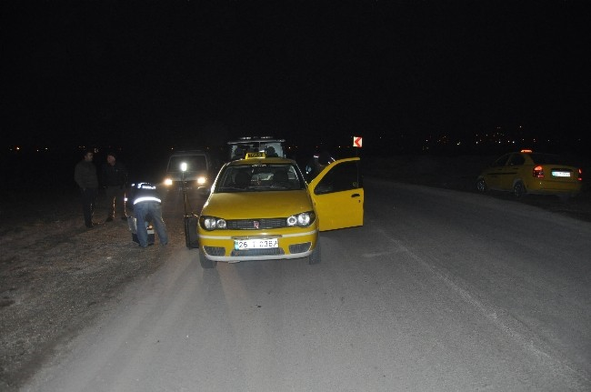 Eskişehir\'de 5 Kişinin Bir Taksiciyi Gasp Etti İddiası