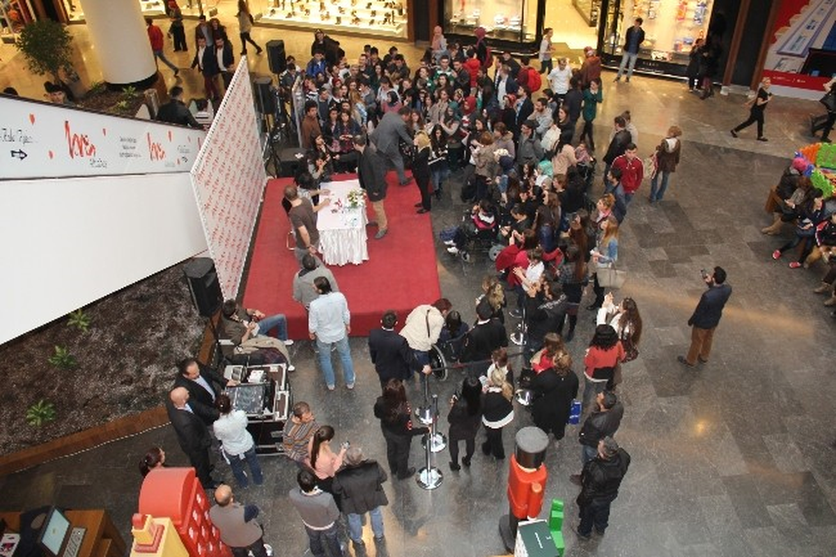 Fettah Can, Piazza\'da Sevenleriyle Buluştu