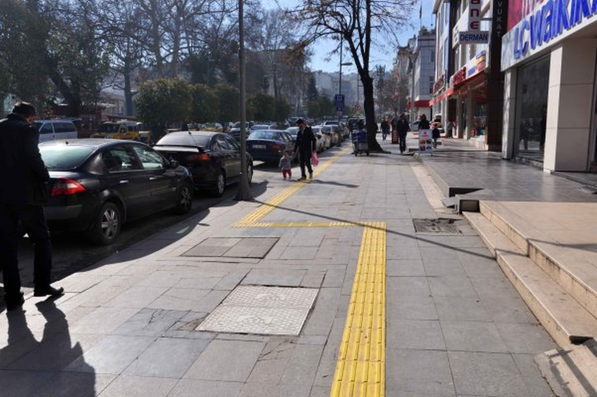 Gölcük\'te Görme Engelliler İçin Yol Yapılıyor
