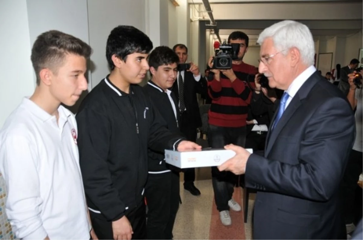 Karaman\'da Öğrencilere Tablet Bilgisayar Dağıtıldı