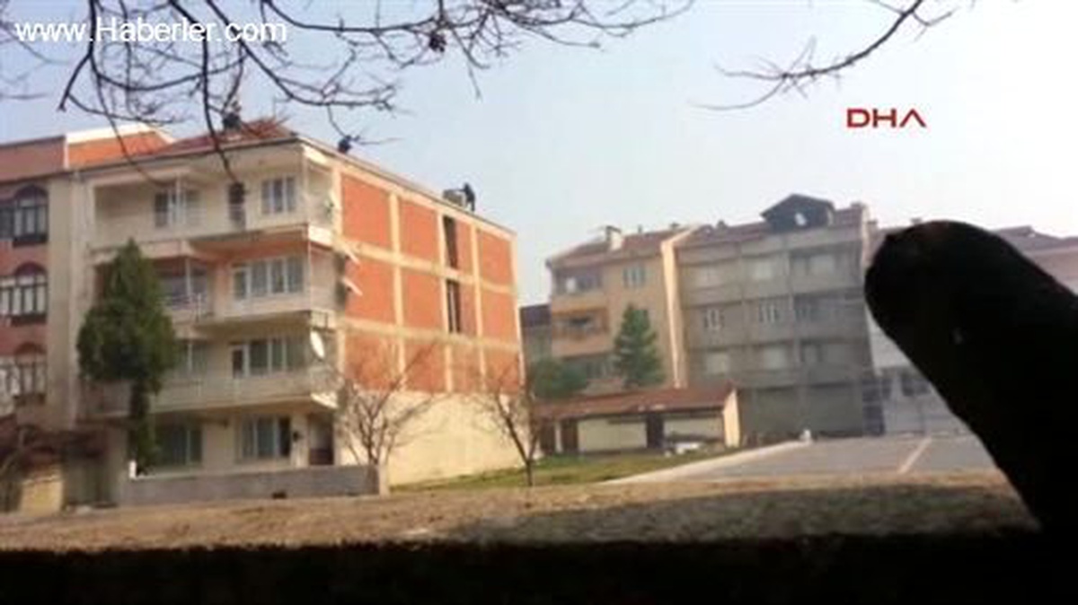 Kocasıyla Kavga Edip Çatıya Çıktı, Atlamak İsterken Ambulans Şoförü Olan Komşusu Yakaladı