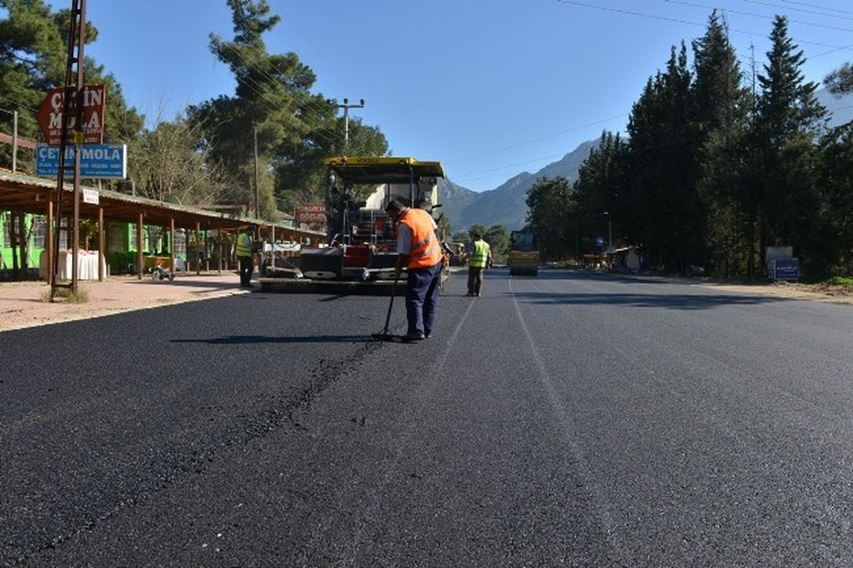 Konyaaltı Belediyesi\'nden Köy Yoluna 500 Bin Liralık Sıcak Asfalt