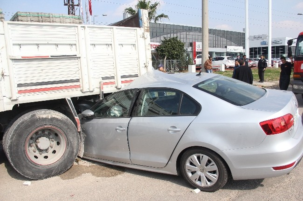 Köpeğe Çarpmamak İçin Otomobiliyle Kamyonun Altına Girdi