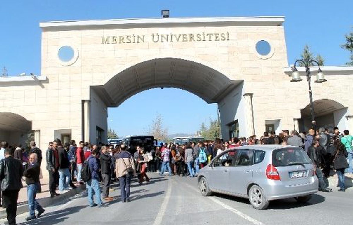 Ünversite Öğrencilerinden Şarkılı Protesto