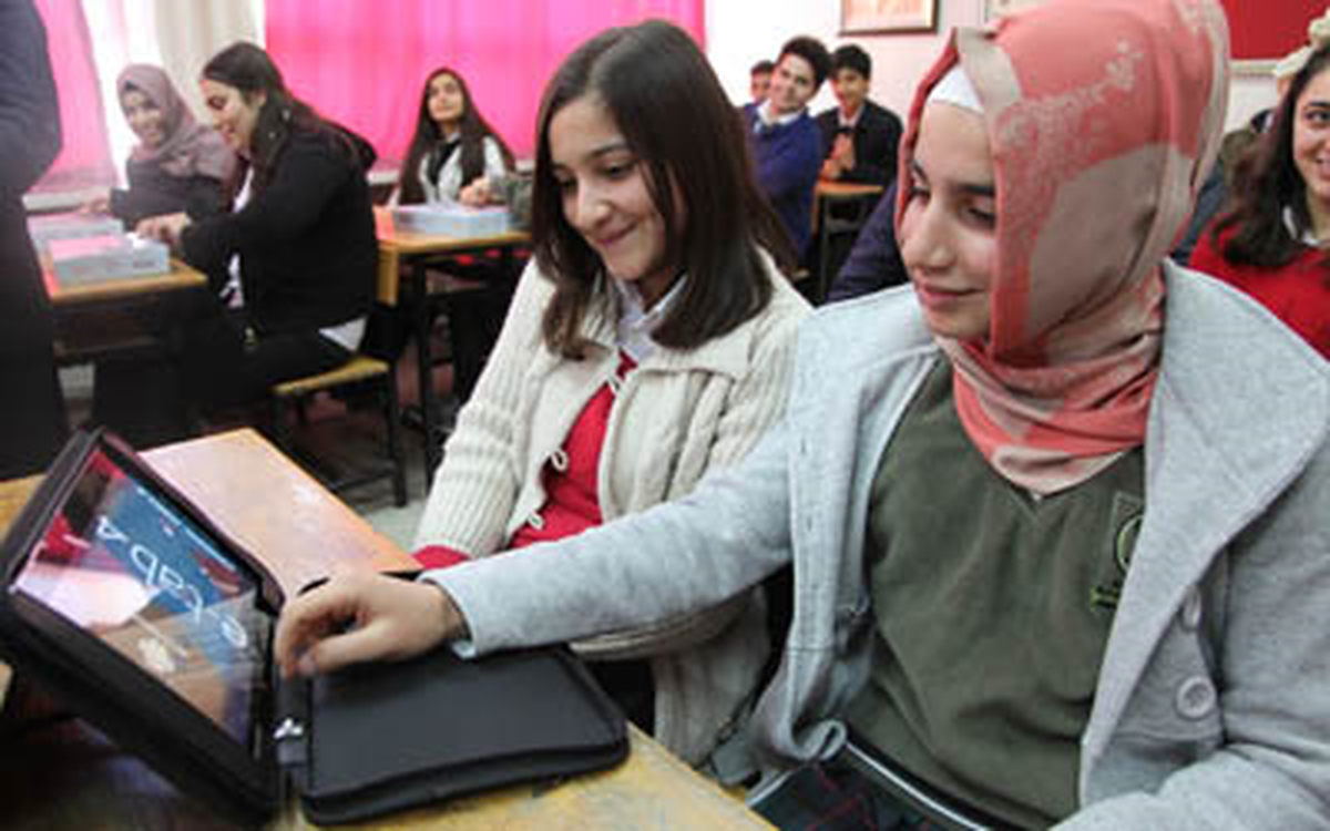 Öğrenciler Tabletlerini Aldı