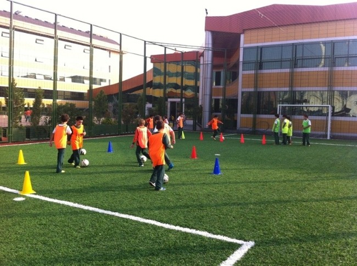 Öğrencilere Psikolojik Testli Futbol Dersi