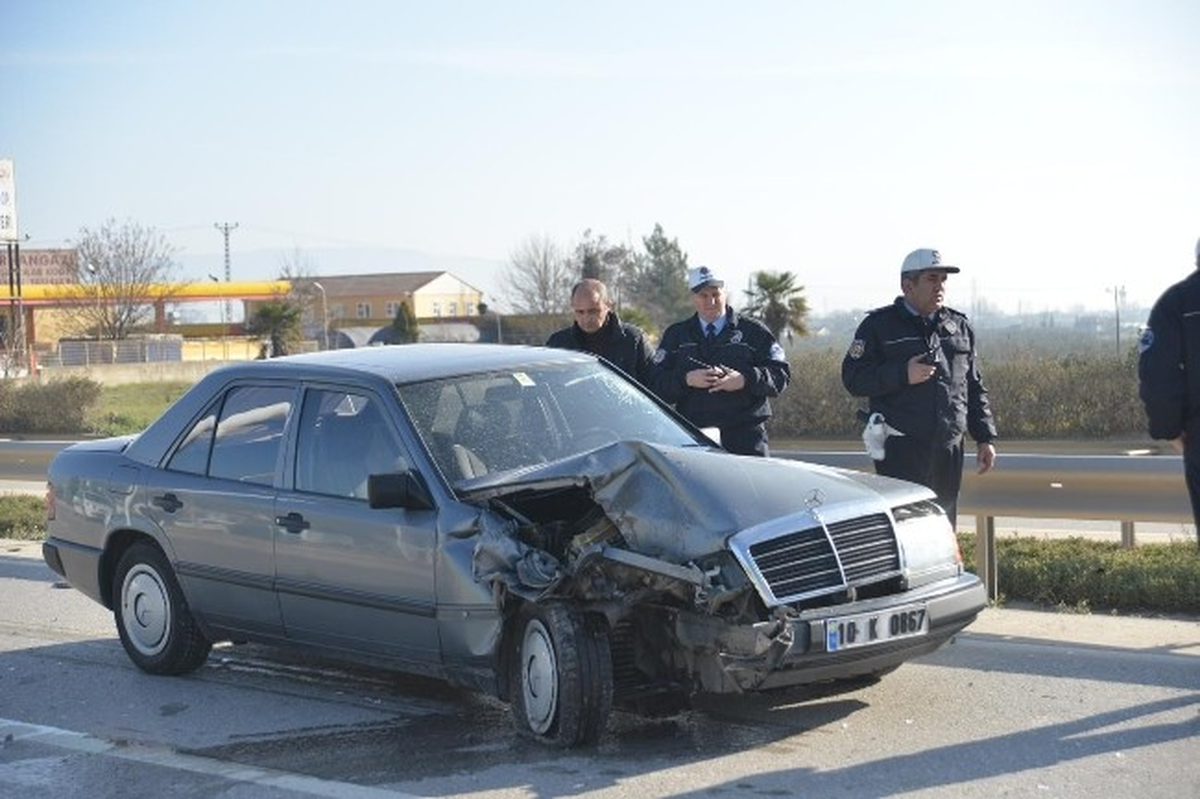 Otomobil Kamyonun Altında 20 Metre Sürüklendi