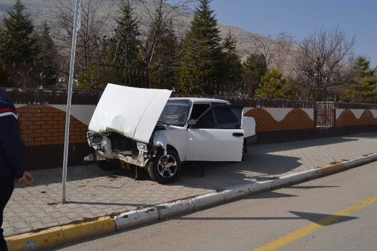 Elbistan\'da Otomobil Mezarlık Duvarına Çarptı: 1 Yaralı