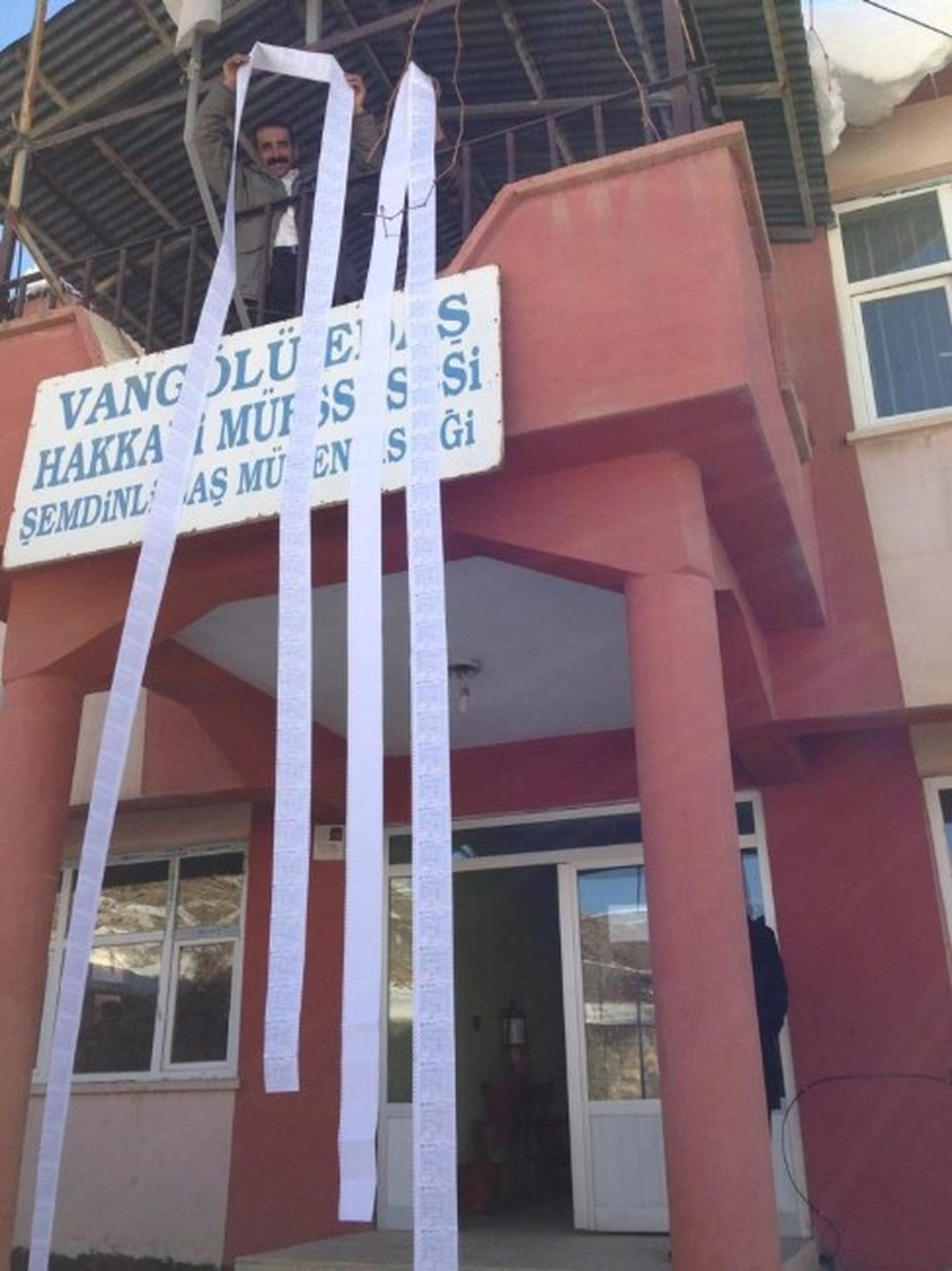 Şemdinli\'de 109 Ay Sonra Elektrik Borcunu Ödedi