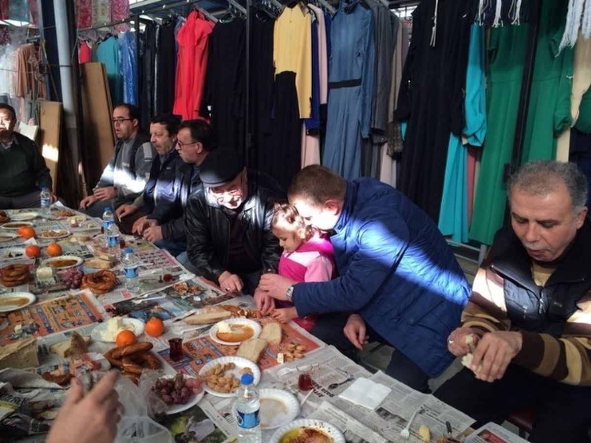 Pazar Tezgahında Kahvaltı