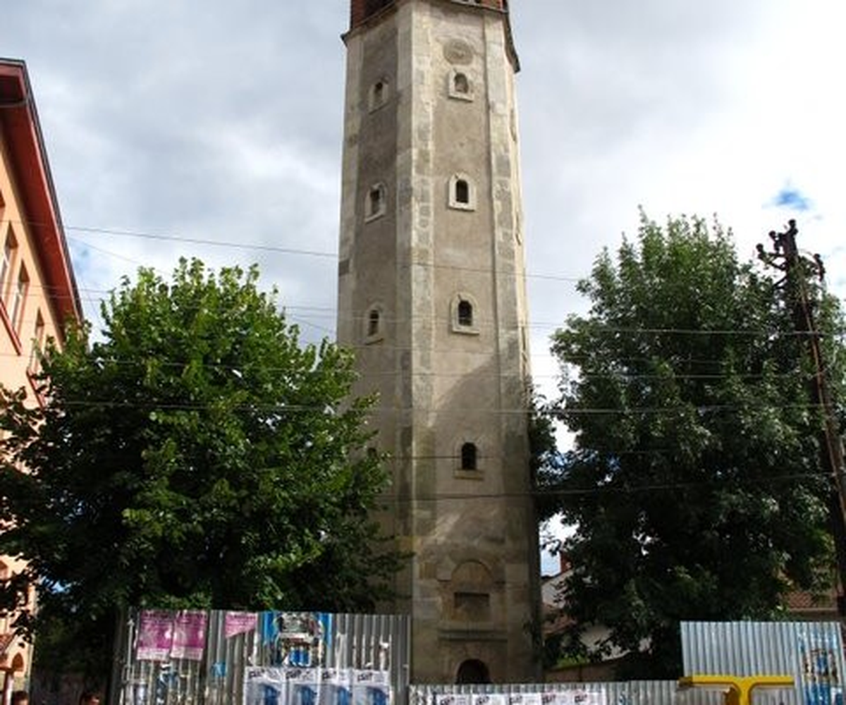 Priştine'de Osmanlı'dan Kalma Saat Kulesi İlgi Bekliyor