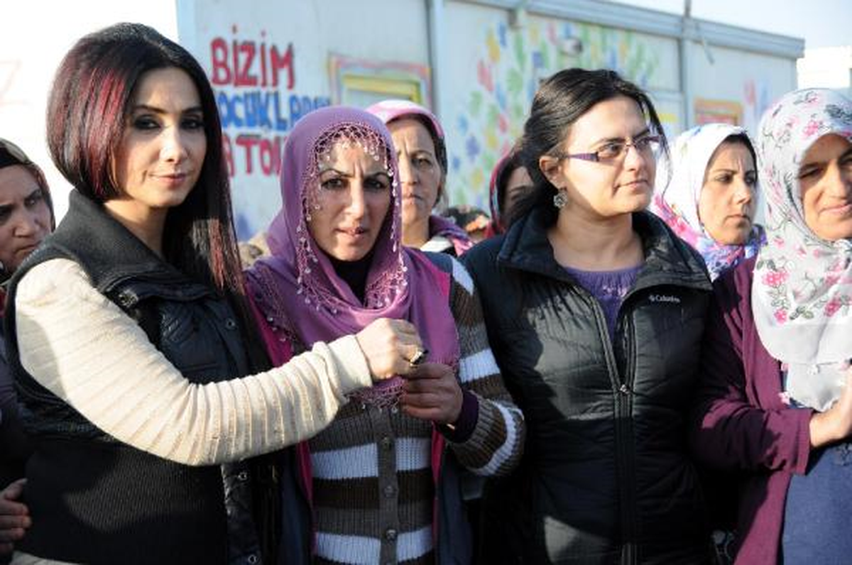 Sanatçı Rojin\'in Vanlı Depremzedeler İçin Verdiği Konser
