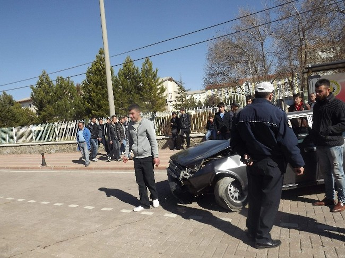 Seydişehir\'de Otomobil Refüjdeki Ağaca Çarptı
