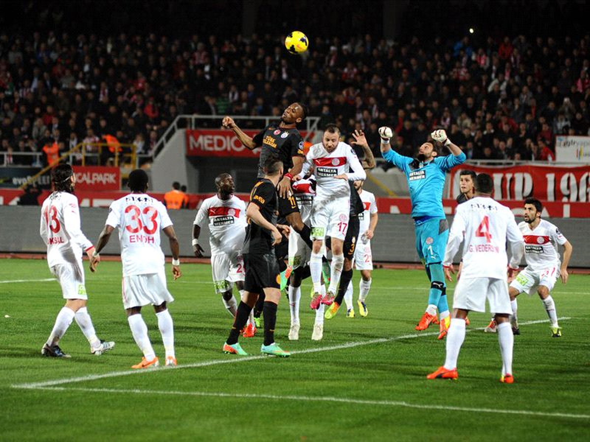 Süper Lig\'de Kart Rekoru Kırıldı