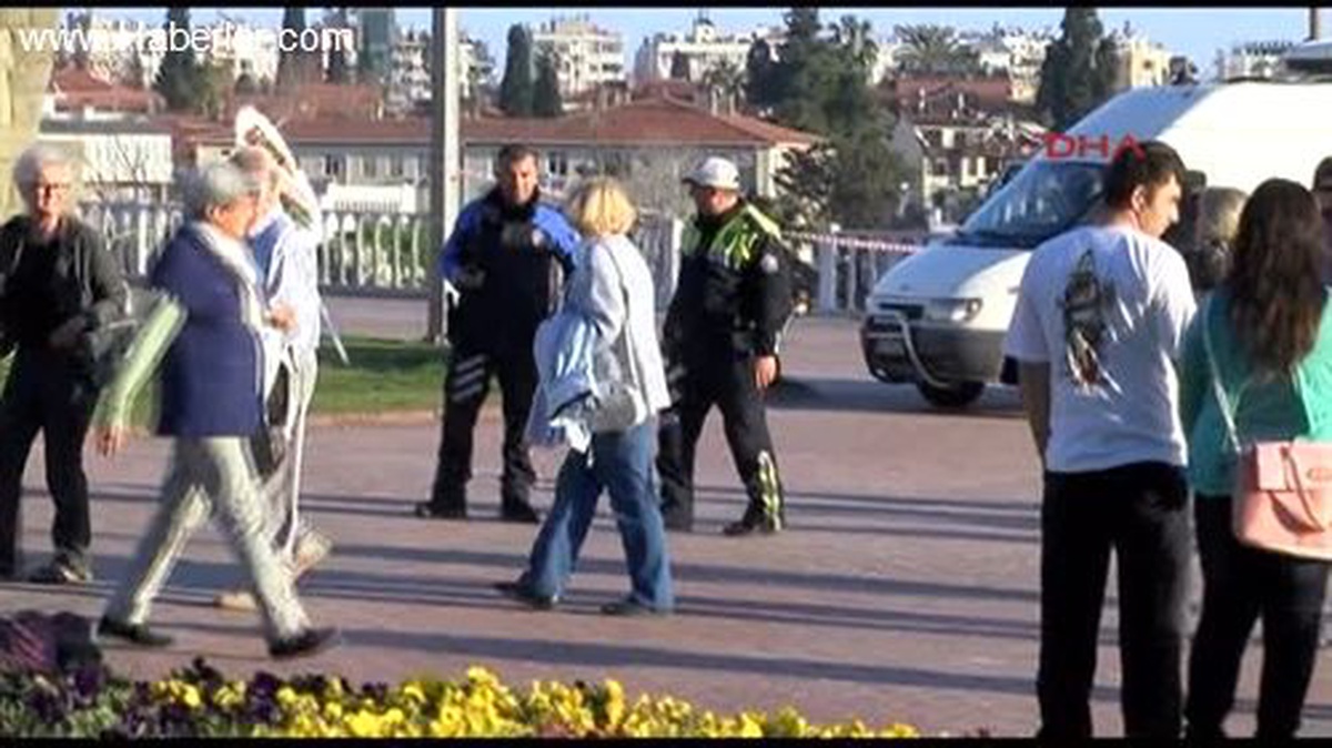 Antalya\'da Şüpheli Paketten Eski Ayakkabı Çıktı