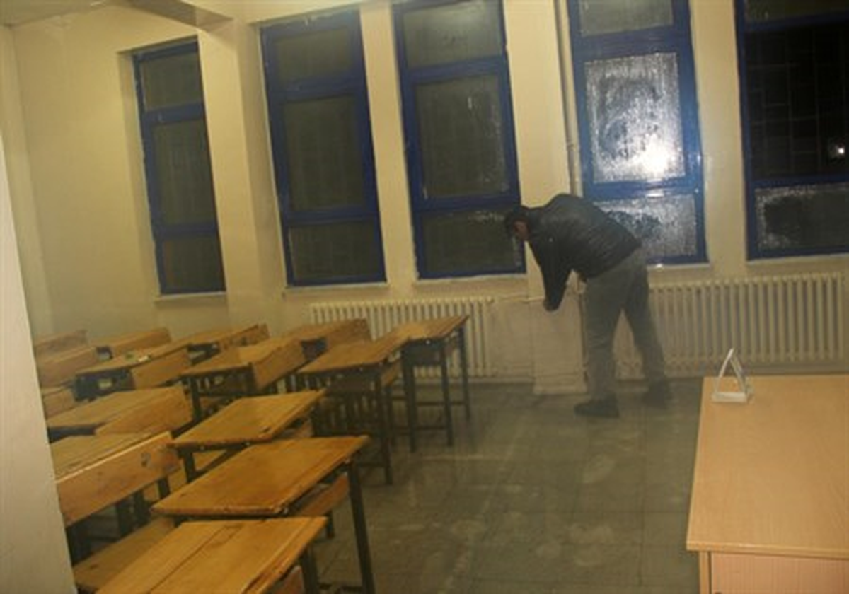 Suşehri\'nde kalorifer tesisat borusu patlayan okulu su bastı