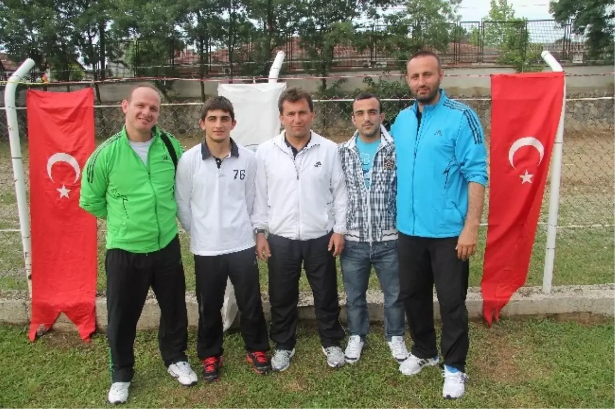 Vehbi Emre Grekoromen Güreş Turnuvası 3'üncüsü Yunus Özel Bulgaristan'a Gidiyor