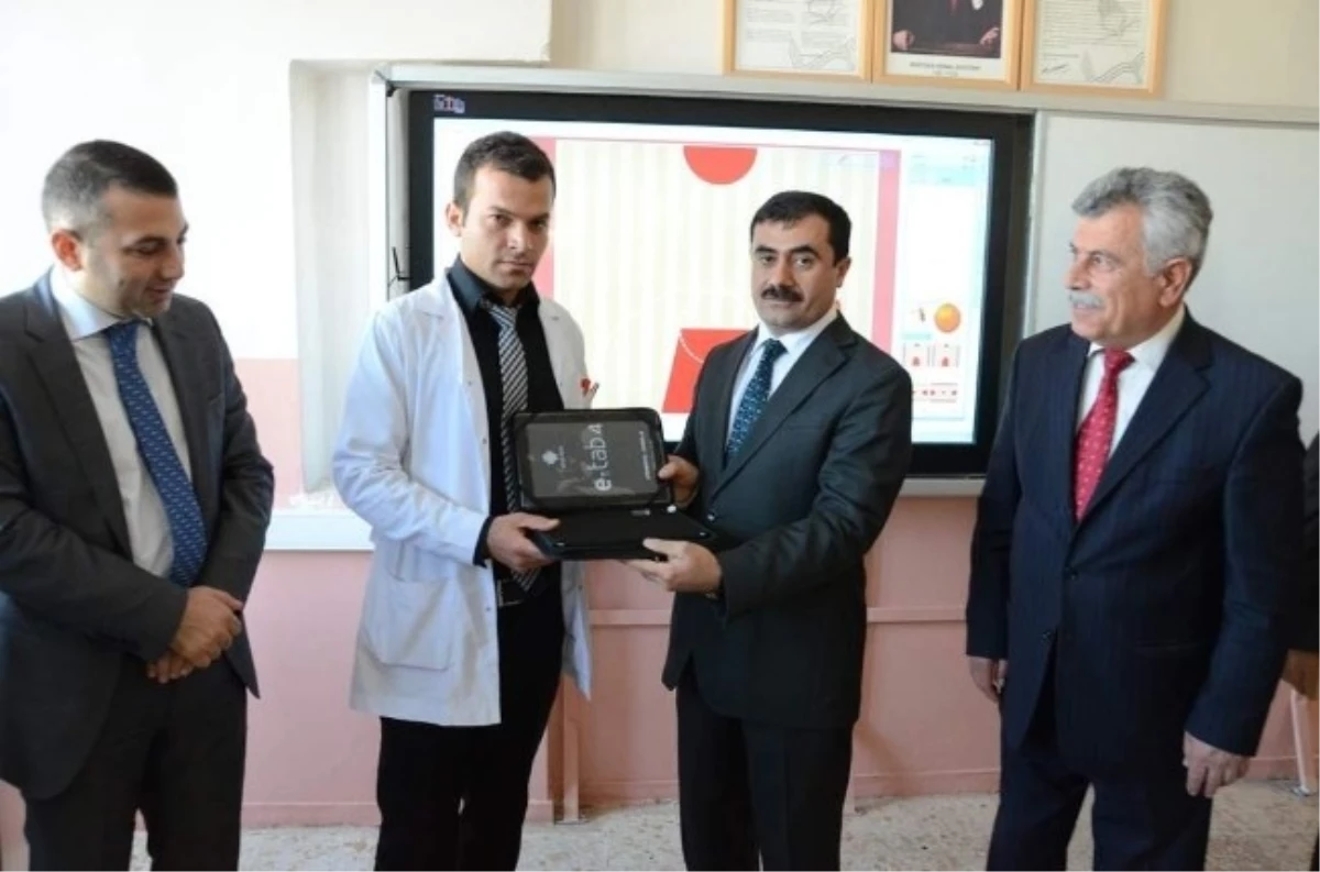 Viranşehir\'de Okullara Tablet Dağıtılıyor