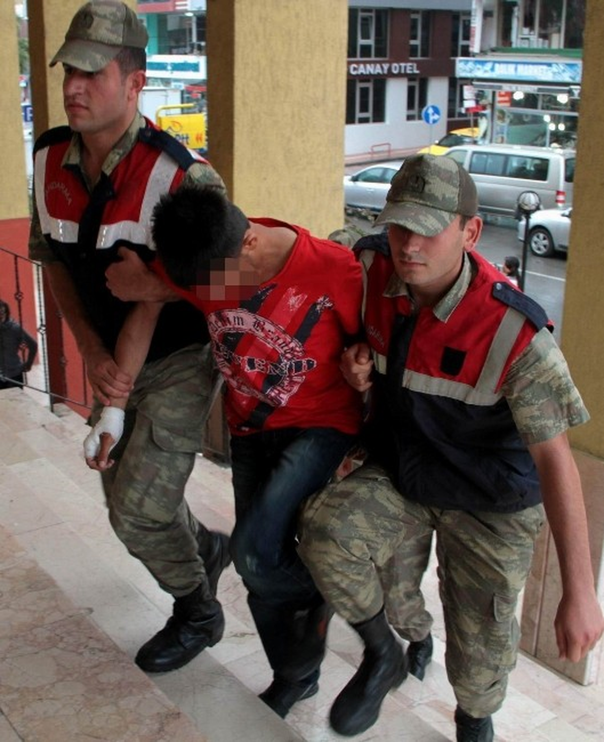Yengesini Bıçaklayıp Parasını Gasp Eden Gence17 Yıl Hapis