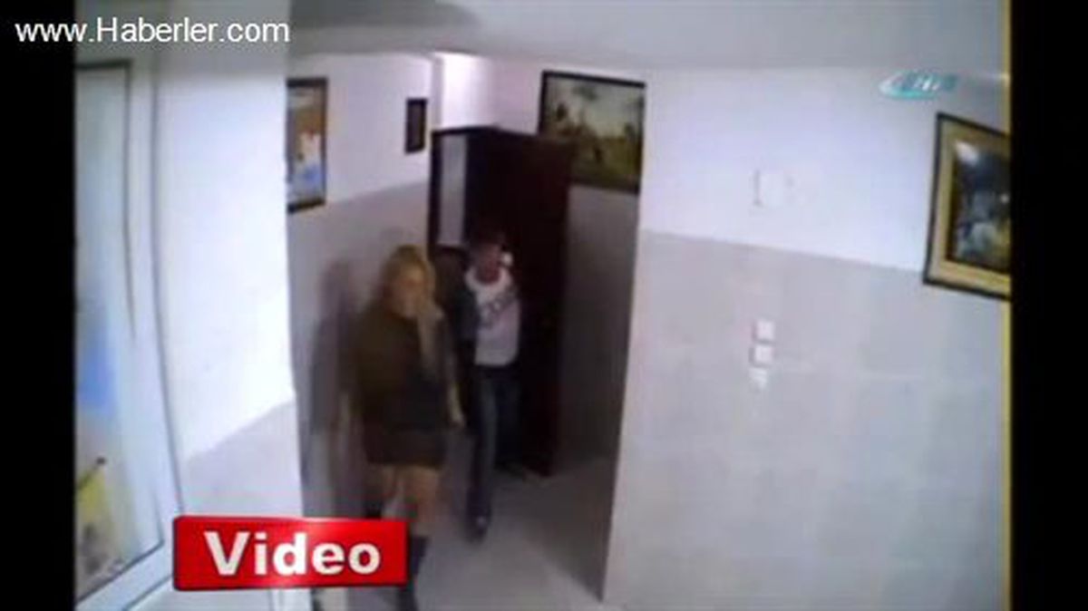 Açamadığı Kapıyı Yerinden Söktü