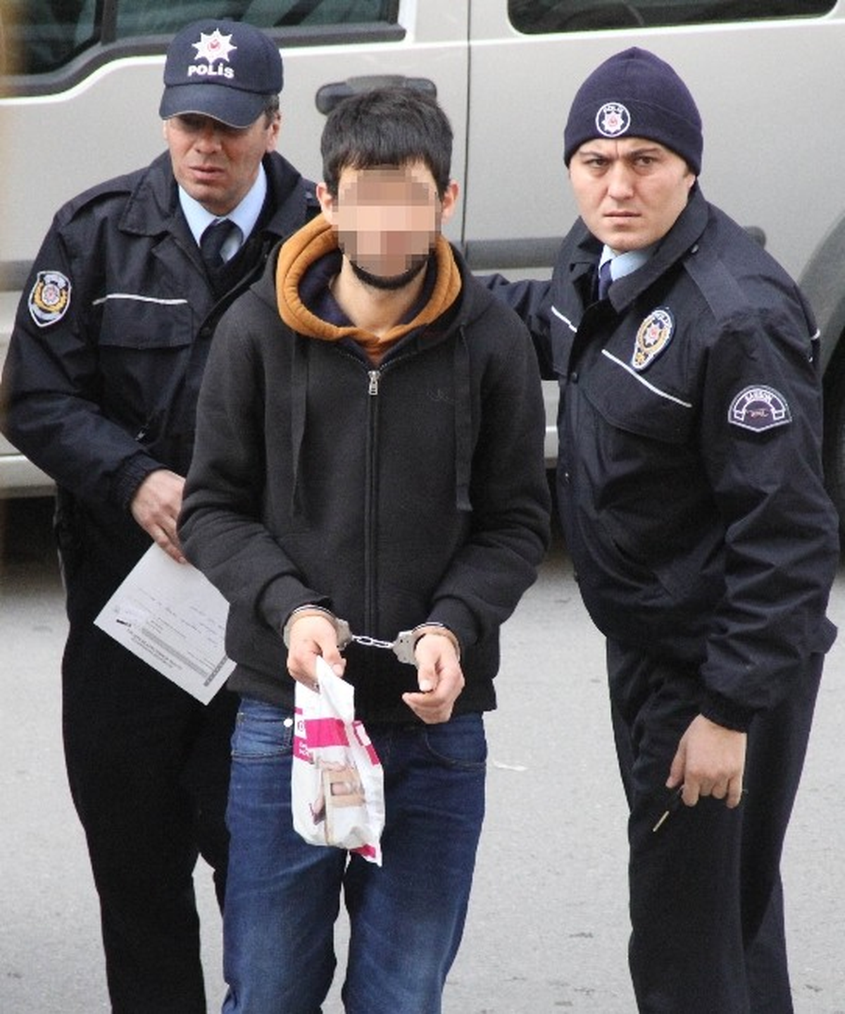 Ağır Yaralanan Genç Kavgada Kazara Bıçaklanmış