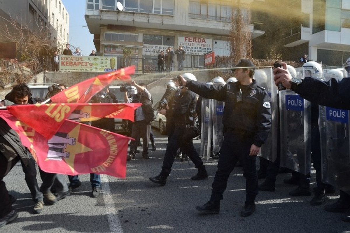 AK Parti İl Başkanlığı\'na Yürüyen Gruba Polis Müdahelesi