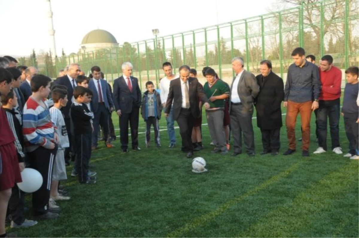 Akhisar Futbol Sahası Törenle Hizmete Açıldı