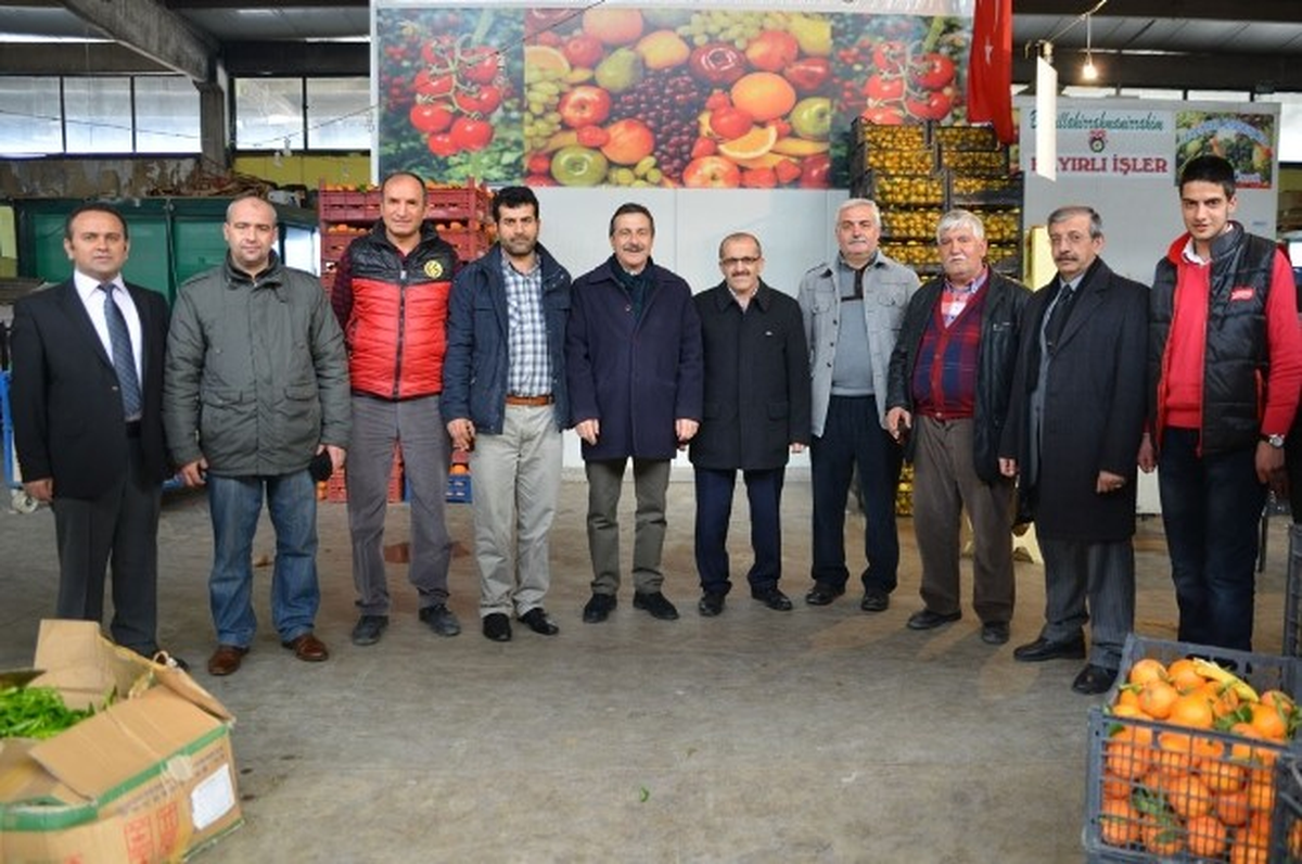 Tepebaşı Belediye Başkanı Ataç, Hal Esnafını Ziyaret Etti