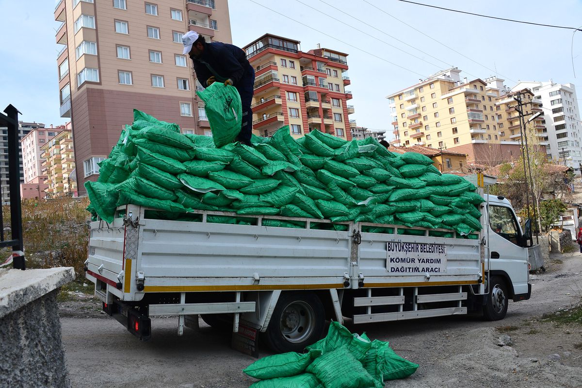 Ankara\'da 110 Bin Aileye Kömür Yardımı Yapılıyor