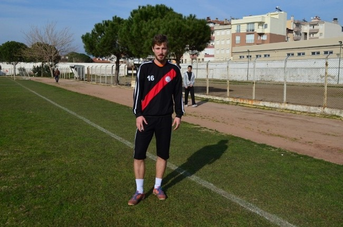 Burhaniye\'deki Başarılı Futbolcu İlgi Çekiyor