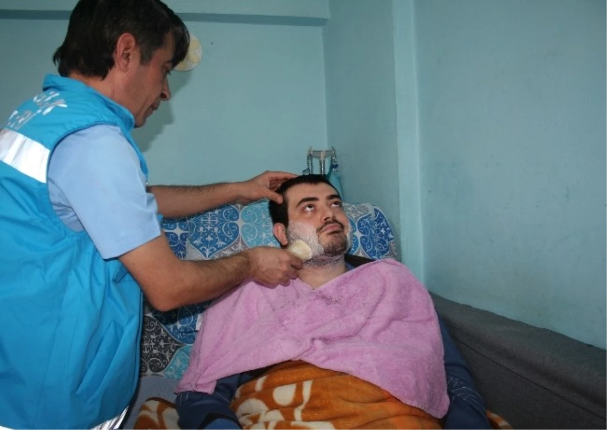 Denizli\'de Evde Bakılan Hastalara Berber Hizmeti Veriliyor