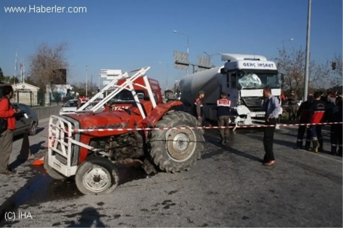 Denizli\'de Traktör ile Tır Çarpıştı