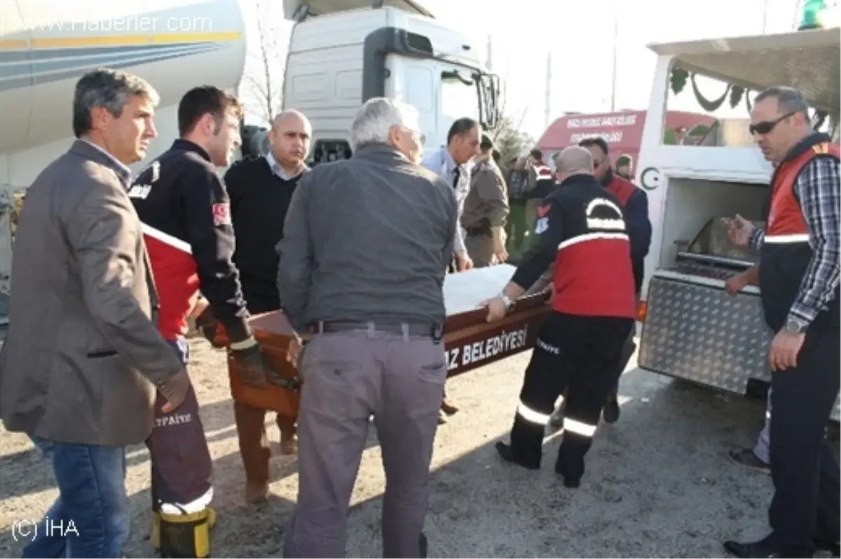 Denizli\'de Tır, Traktöre Çarptı: 2 Ölü, 1 Yaralı