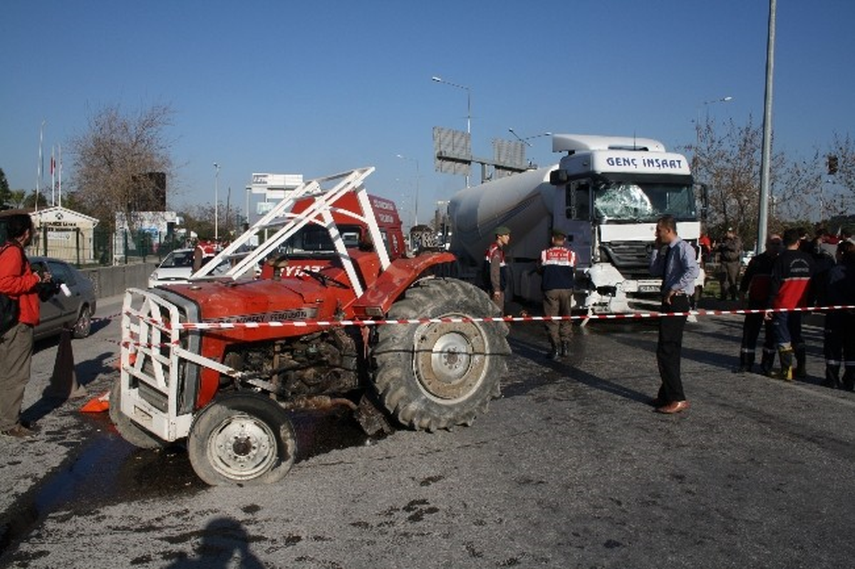 Denizli\'de Traktör Tır\'la Çarpıştı: 2 Ölü, 1 Yaralı