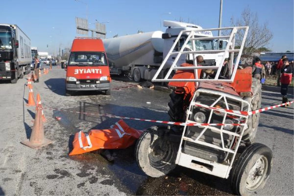 Denizli\'de Tır, Traktöre Çarptı: 2 Ölü, 1 Yaralı