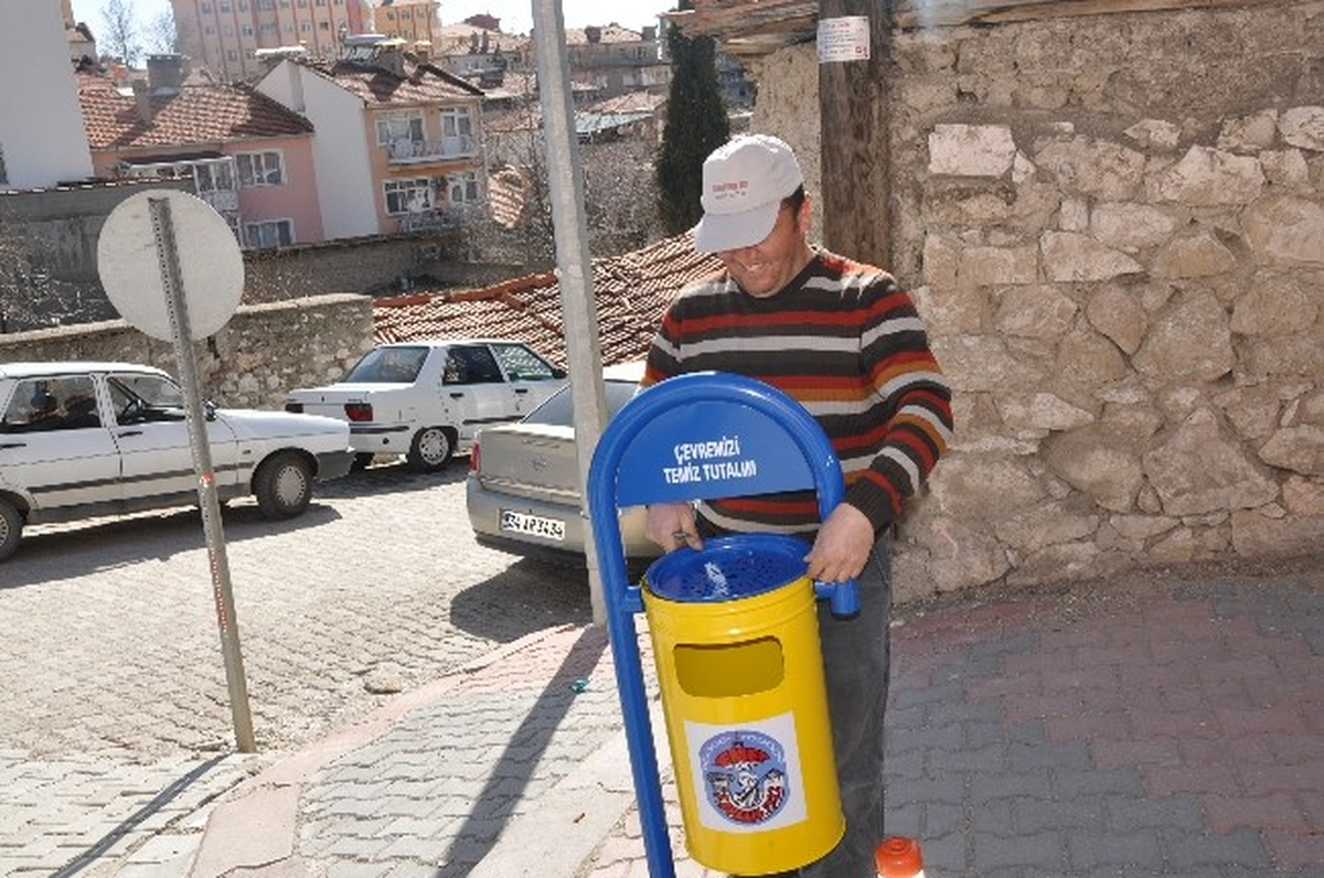 Emet\'in Çöp Kutuları Yenilendi