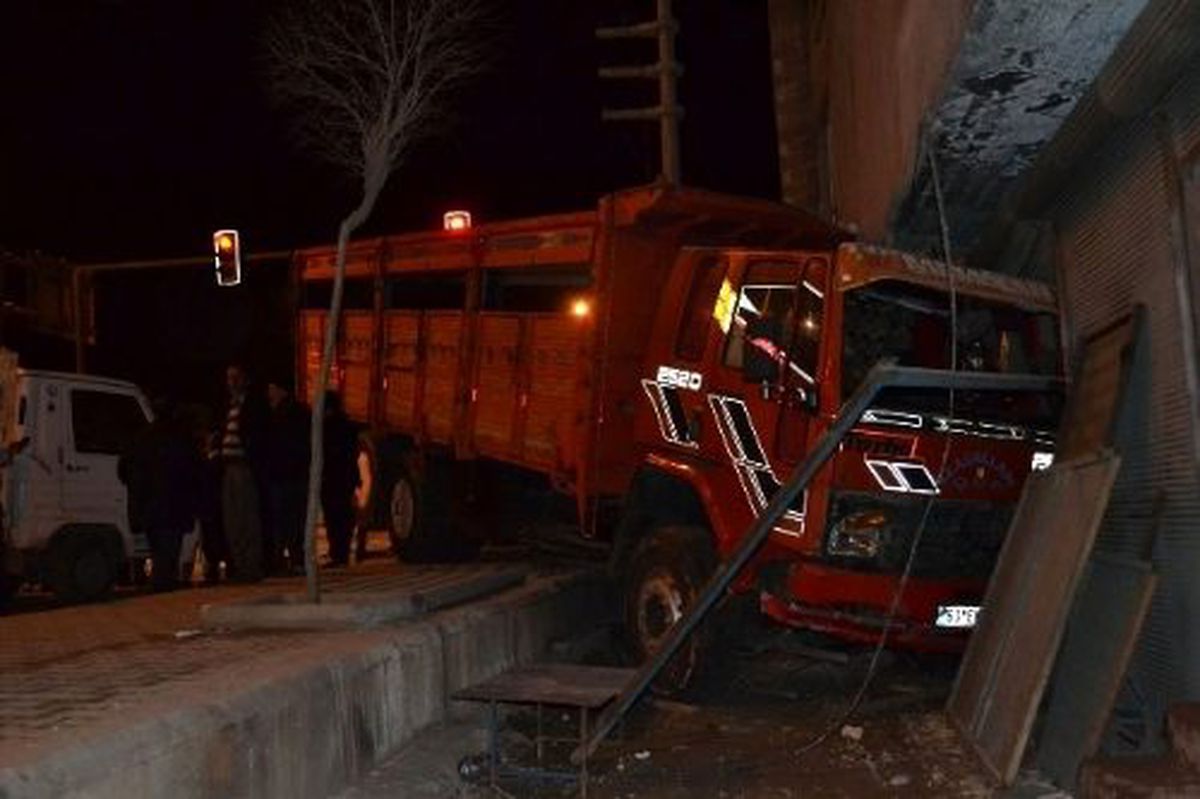Freni Patlayan Kamyon Dehşet Saçtı