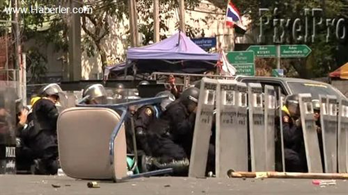 Göstericilerin Attığı El Bombasının Polisin Önünde Patladığı An