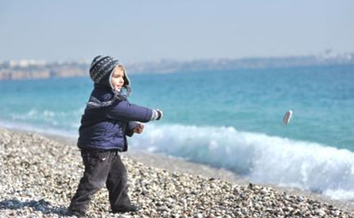 Antalya\'da Güneşli Havanın Keyfini Çıkardılar