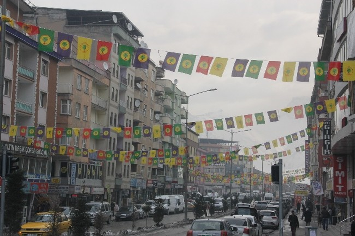 Hakkari Çarşısı BDP Bayraklarıyla Süslendi