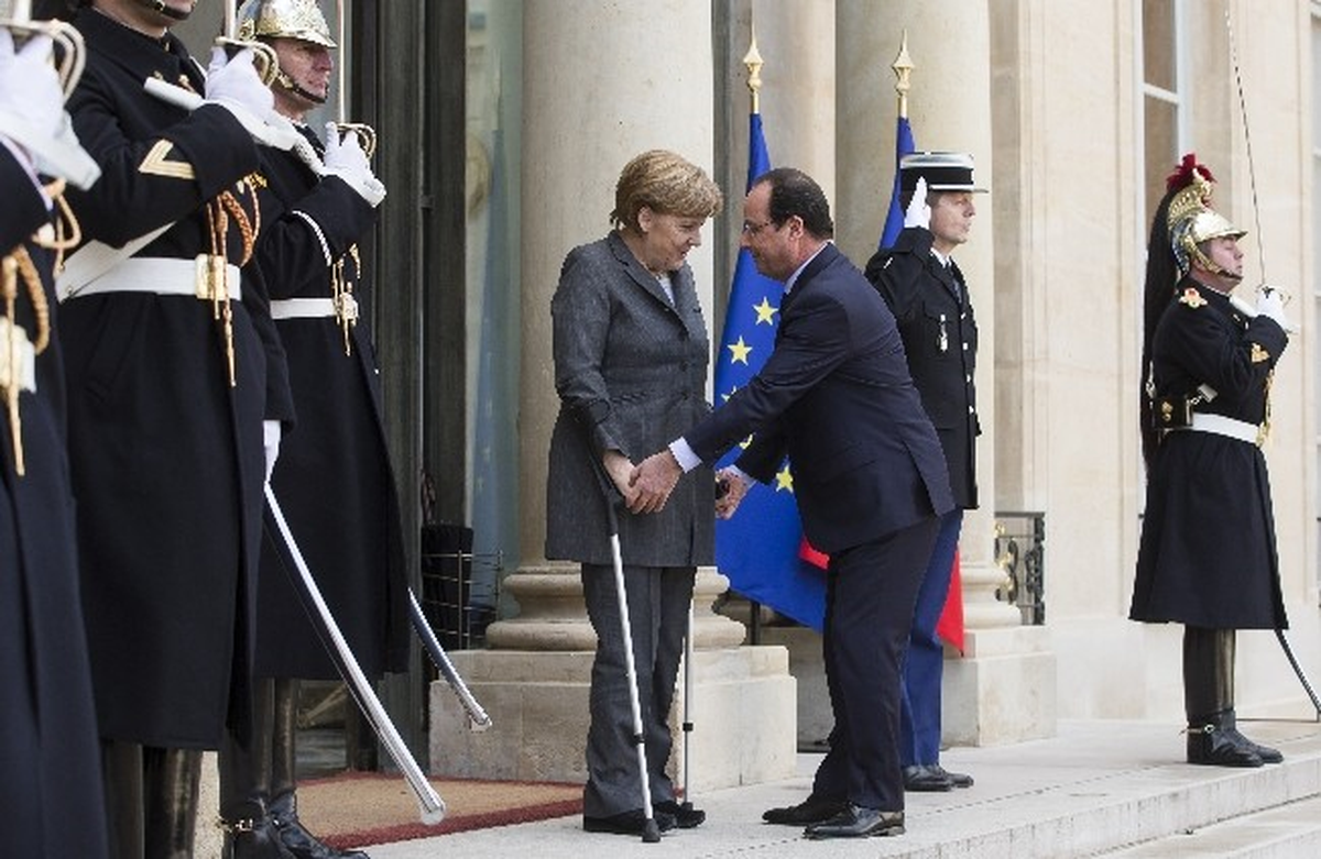 Hollande\'dan Merkel\'e "Koltuk Değneği" Jesti