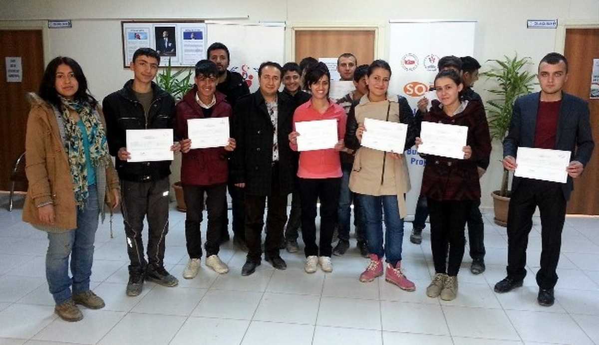 İngilizce Kursunu Tamamlayan Kursiyerler Sertifikalarını Aldı